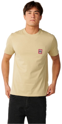 2026 Rip Curl Heren Stroomlijn Zakspeld Badge T-Shirt 13TMTE - Khaki Sand