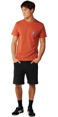 2026 Rip Curl Heren Stroomlijn Zakspeld Badge T-Shirt 13TMTE - Baked Clay