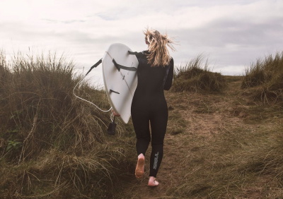 GUL dameswetsuit op het strand