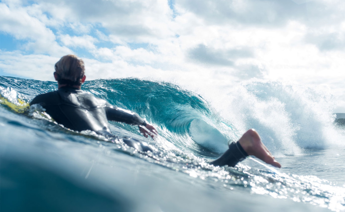 Surfer in een wetsuit