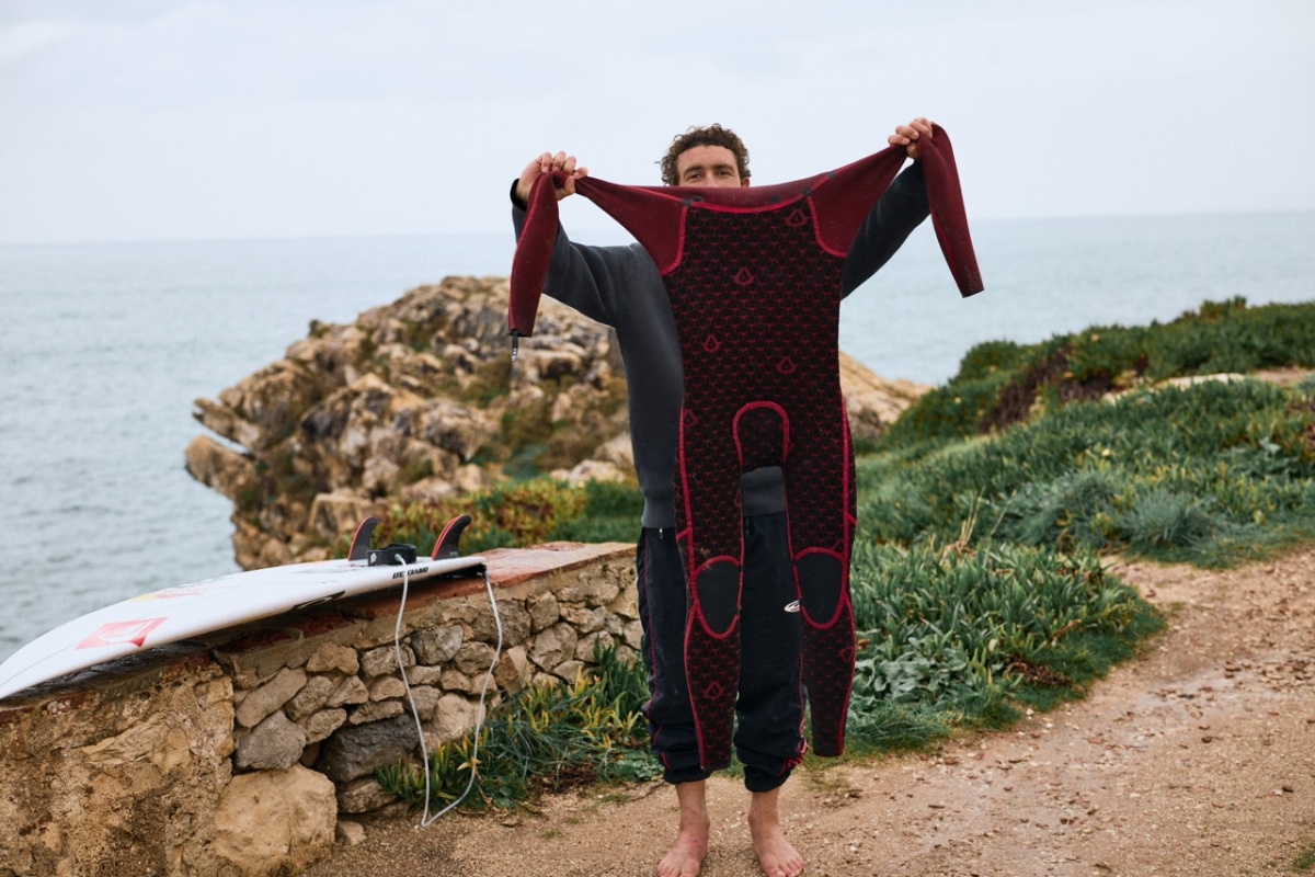 Surfer in een Quiksilver wetsuit met PrimaLoft Bio voering op een golf