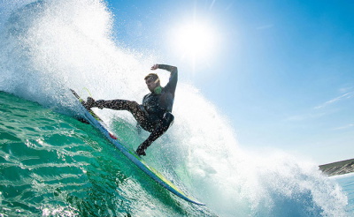 surfer die de pasvorm van een wetsuit controleert