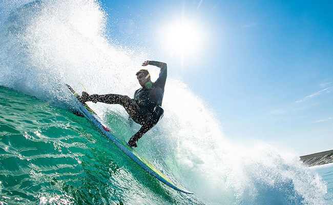 surfer die de pasvorm van een wetsuit controleert