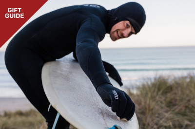 Wetsuit-accessoires uitgestald als cadeau-ideeën voor surfers