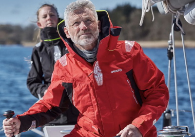 Musto BR zeiljas en zeilbroek aan dek van een zeiljacht