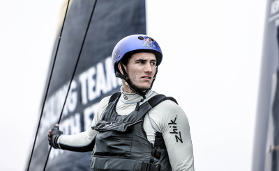 Zeiler met een helm