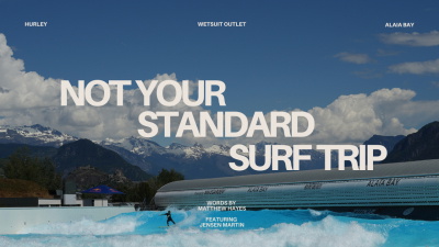 Surfer op een golf in de wave pool van Alaïa Bay, onder de besneeuwde Zwitserse Alpen