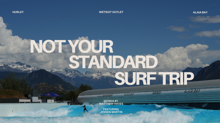 Surfer op een golf in de wave pool van Alaïa Bay, onder de besneeuwde Zwitserse Alpen