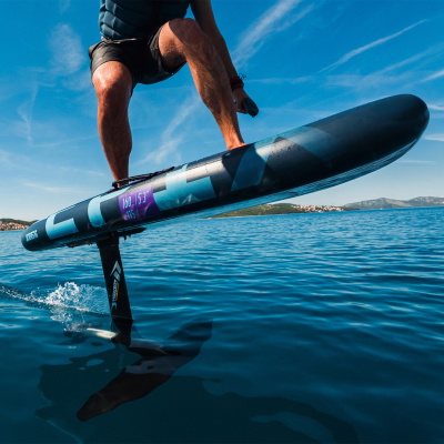 Rider vliegt over het water op de nieuwe opblaasbare Jobe Epix e-foil
