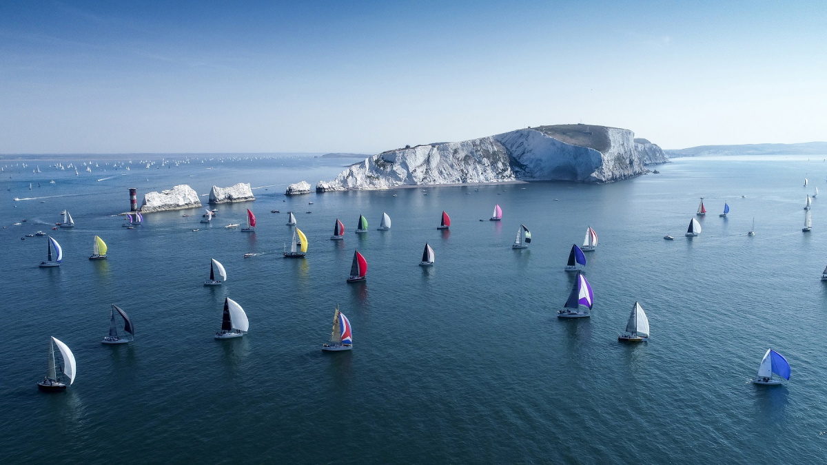 Zeiljachten in de Round The Island Race rond Isle of Wight