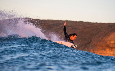Surfer trekt een O'Neill Psycho One wetsuit met rugrits aan