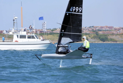 Een International Moth die op volle snelheid foilt tijdens de UK Nationals op de WPNSA