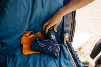 Omkleedjas, Adventure handdoek en geïsoleerde drinkfles van Red Equipment uit de lentecollectie