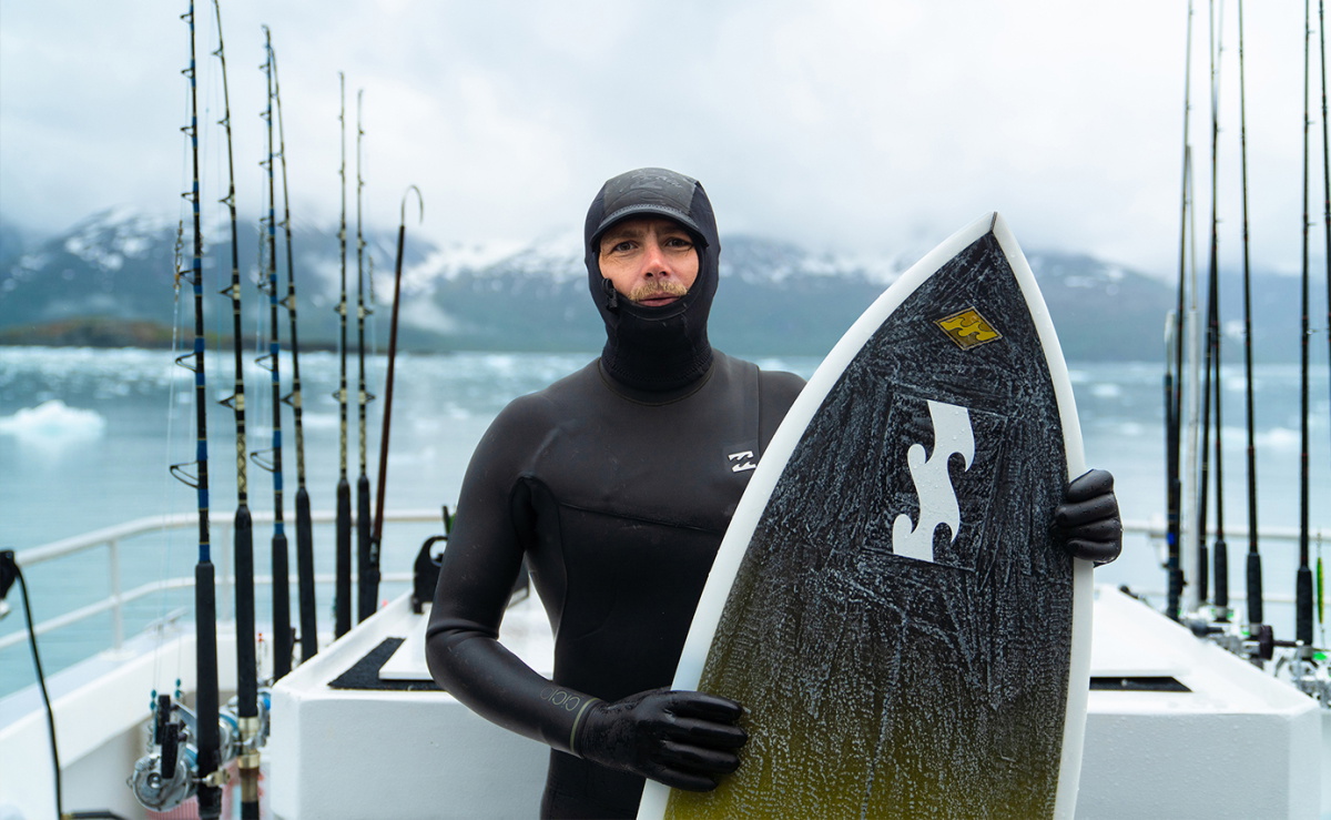 Surfer in een Billabong wetsuit van gerecyclede jerseys, voeringen en foam