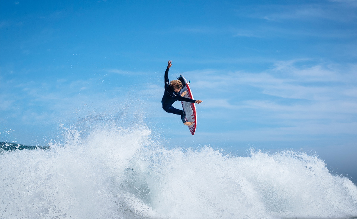 Surfer in het Rip Curl Dawn Patrol Warmth wetsuit