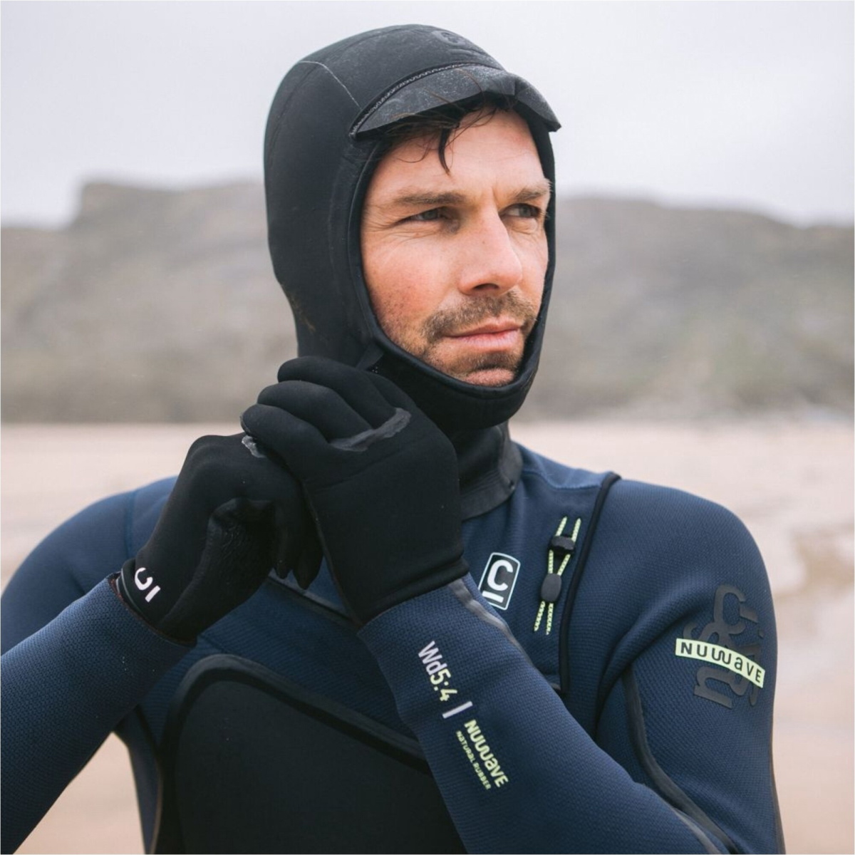 C-Skins NuWave wetsuit van natuurrubber gedragen door een surfer in koud water