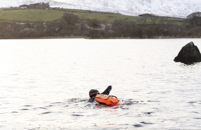 Openwaterzwemster Hero Douglas in een Orca Vitalis Thermal wetsuit