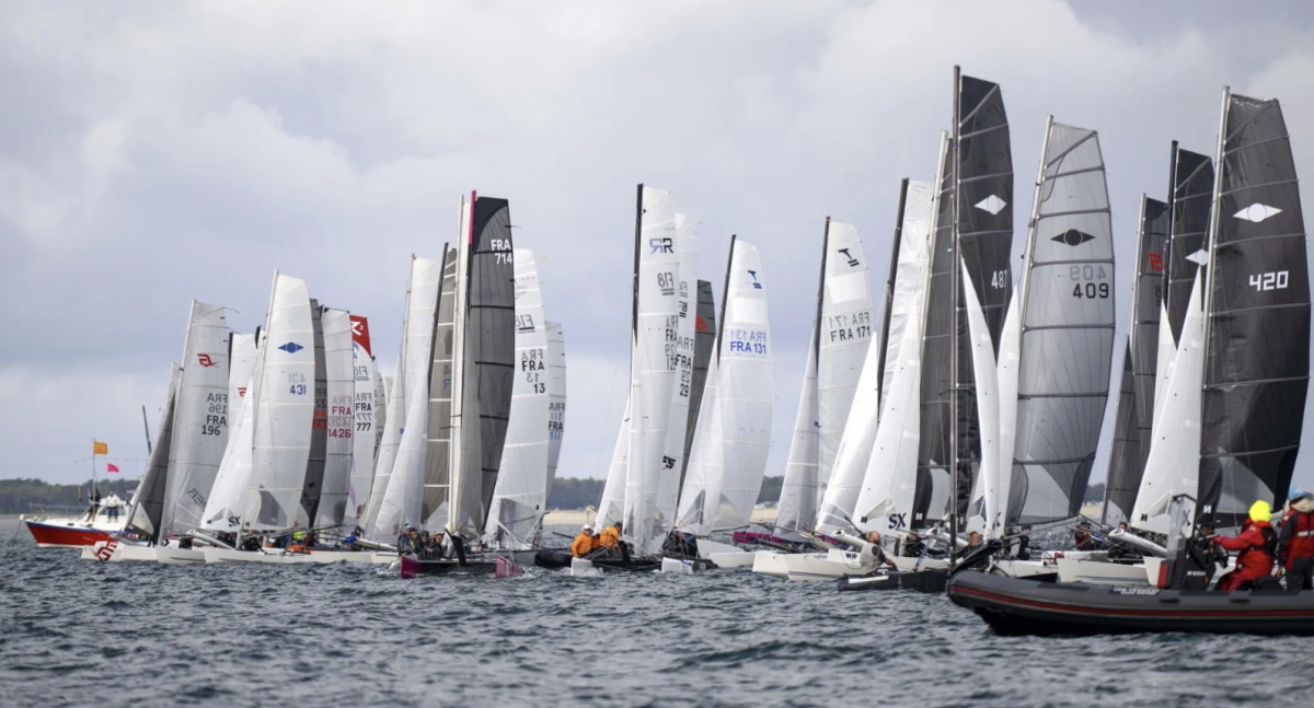 Hurricane 5.9 SX catamarans in wedstrijd tijdens de Eurocat in Carnac, Frankrijk