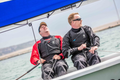 Zeiler in het Crewsaver Atacama Sport+ droogpak op het water
