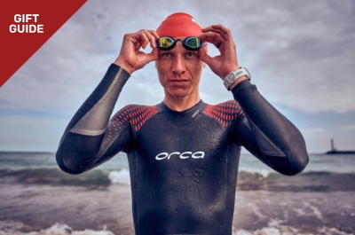 Triatleet in wetsuit tijdens het zwemmen in open water