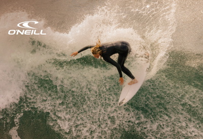 Surfer in een O'Neill wetsuit in het water