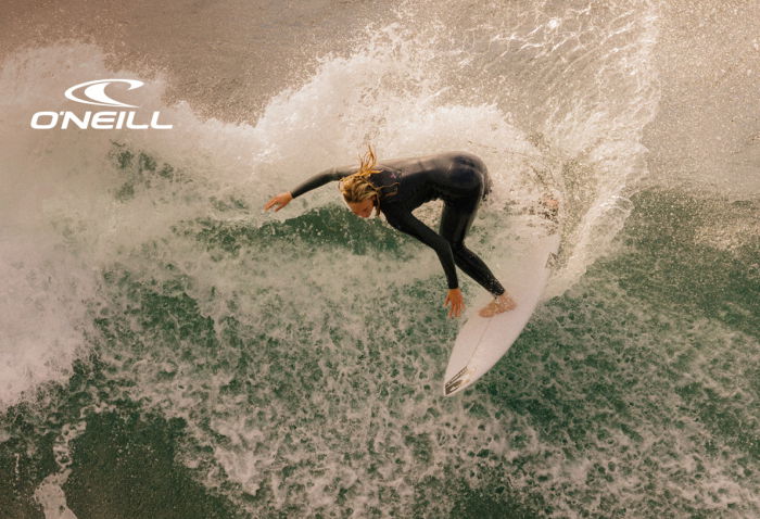 Surfer in een O'Neill wetsuit in het water